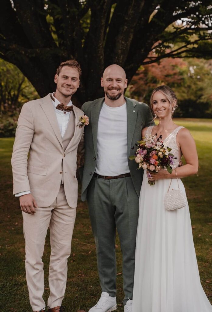 Freie Trauung Glueckliches Hochzeitspaar mit Freiem Redner