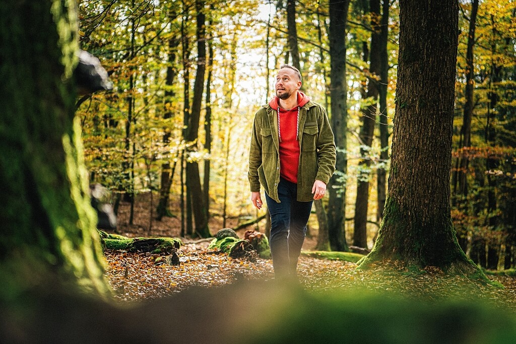 Freier Redner Tobias Broek im Wald