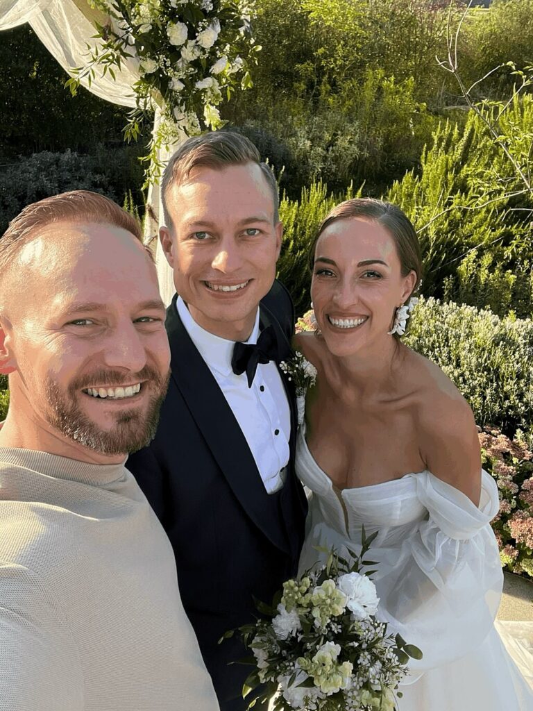 Trauredner Tobias Broek macht ein Selfie mit dem Hochzeitspaar