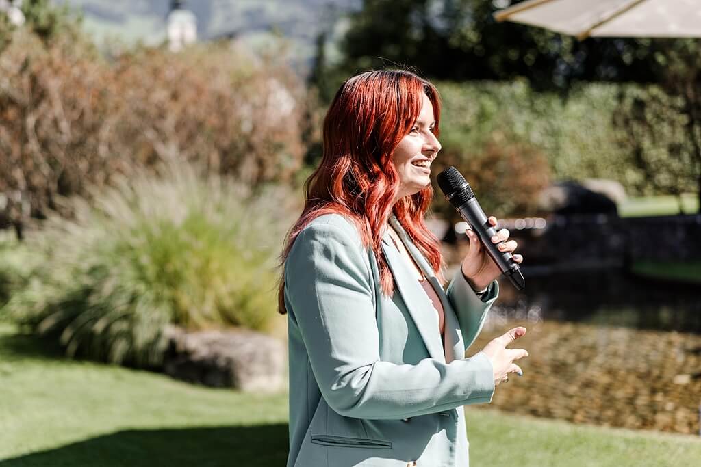 Freie Rednerin Anika Rudnik auf einer Freien Hochzeit