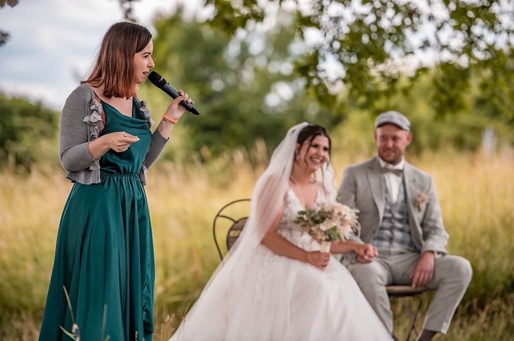 Trauredner Ausbildung - Freie Rednerin Anika Rudnik hält eine Rede zum Hochzeitspaar