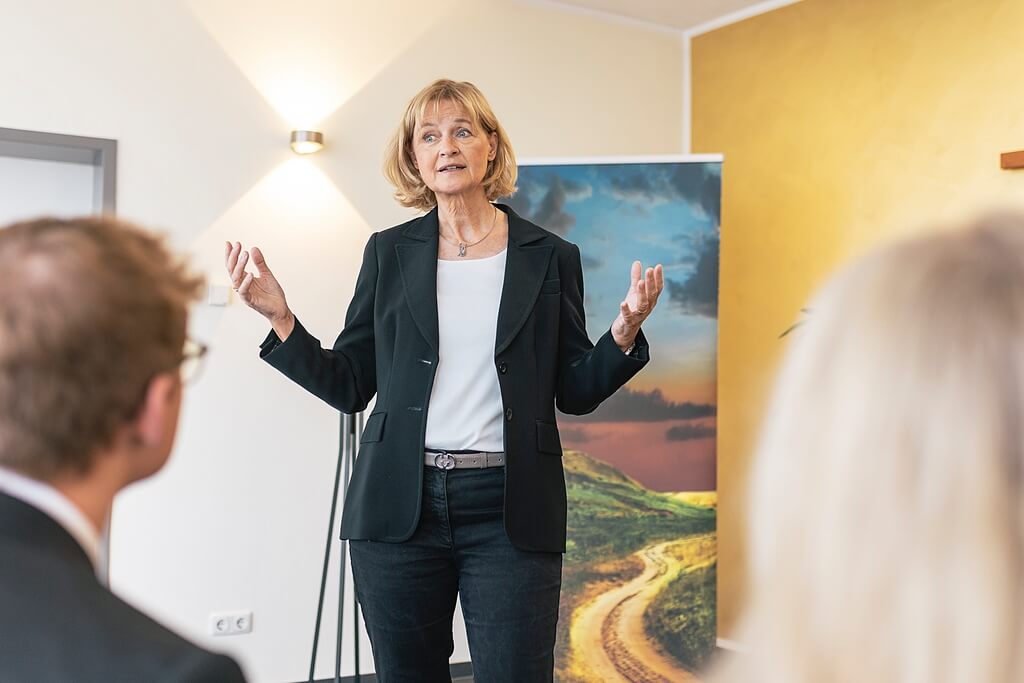 Trauerredner Ausbildung - Trauerrednerin spricht zu den Angehörigen