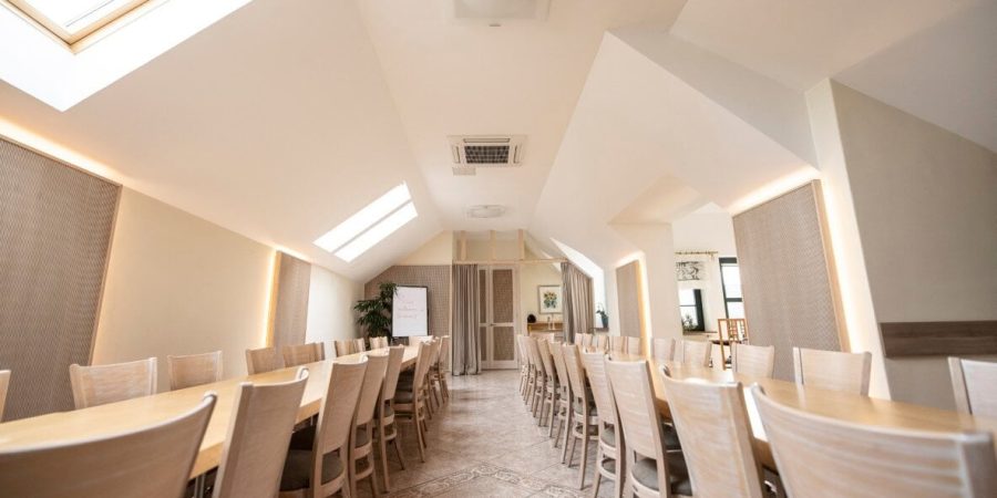 Moderner Seminarraum in der Schweiz für Rednerausbildung, mit natürlichem Licht und komfortablen Stühlen, ideal für Schulungen und Workshops.