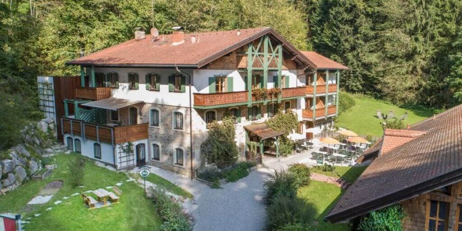 FR_Hotel-Hammerschmiede_01_Hotel-im-Wald-2_ti-tin.jpg